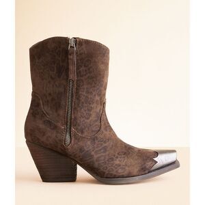 Buckle Women’s Size 8 Brown Leopard Western Ankle Boots NIB Metal Toe